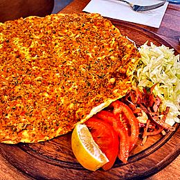 Lahmacun accompagné de salade